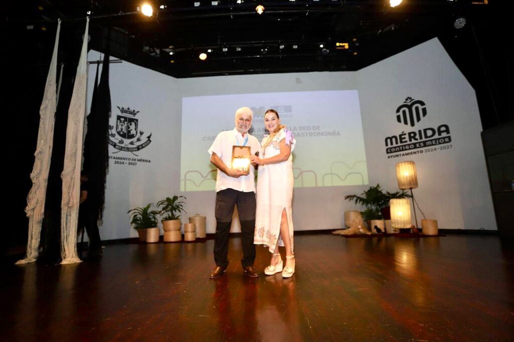 El Dr. Jorge Alejandro González Sánchez, investigador de la UNAM, exploró en Mérida la dimensión simbólica de la alimentación en América Latina, destacando la gastronomía como identidad y patrimonio cultural.